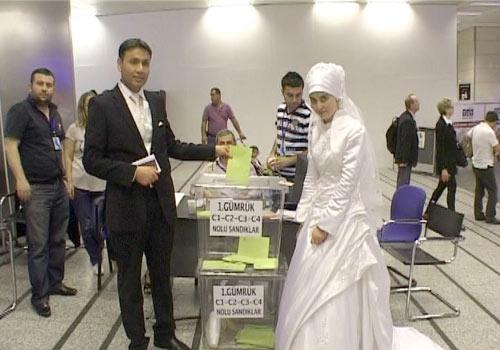 Bel&ccedil;ikada d&uuml;n gece evlenen Orhan Tirek ile Elif Tunaboylu (Tirek) &ccedil;ifti, vatandaşlık vazifesi i&ccedil;in se&ccedil;im g&uuml;n&uuml; gelinlik ve damatlıkla apar topar İstanbula geldi.