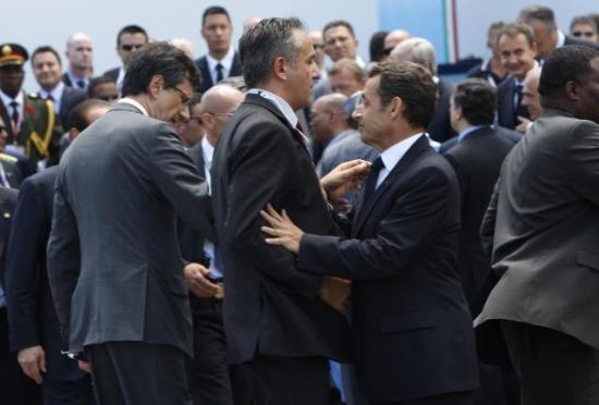 G-8 toplantısı, liderlerin aile fotoğrafı çektirmelerinin ardından İtalya Başbakanı Berlusconi'nin düzenlediği bir basın toplantısıyla sona erdi. Zirveye liderlerin çapkın bakışları damga vurdu.