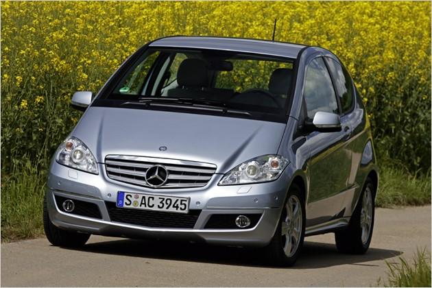 Mercedes-Benz A Serisi <p>
Üreticinin MPV tarzı küçüğü 1997 yılında yollara çıktığında sandviç tipi şasisi ve 3.6 metrede sunduğu geniş iç mekanıyla büyük yankı uyandırdı.