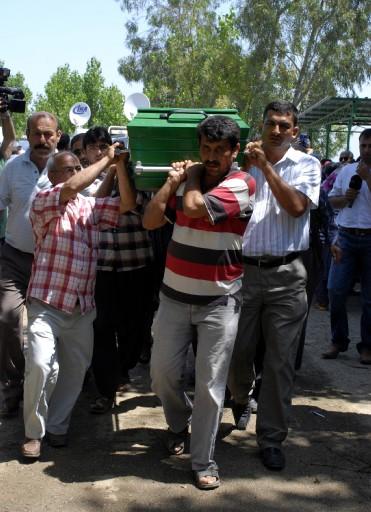 Adana'da bir apartman dairesinde öldürülenlerden İbrahim Yüksel ile eşi, 2 çocuğu ve 2 torununun cenazeleri toprağa verildi. Cenazelerde acı, öfke ve gözyaşı vardı.