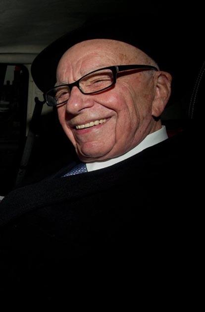 News Corporation şirketinin sahibi, 80 yaşındaki Murdoch, bugün şirketin ve gazetenin doğu Londra'da bulunan ofisinde çalışanlarla bir araya gelerek, bir konuşma yapacak. Gazete çalışanlarının yönetime kızgın olduğu basına yansımıştı. Çalışanlar, gazete yönetiminin soruşturma kapsamında polise çok sayıda bilgi ve belge vermesini eleştirerek, polisi ve yönetimi "cadı avı" yapmakla suçlamıştı.