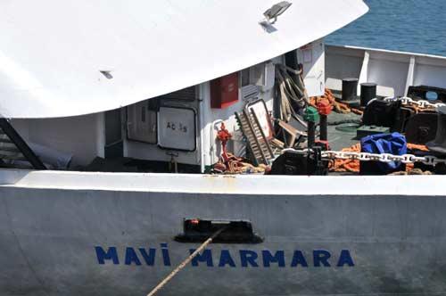Mavi Marmara gemisine çalışanlardan başka kimse alınmıyor. Gemiye giren işçilerden birinin verdiği bilgilere göre, geminin içinde yığınlar halinde kümelenmiş giysiler bulunuyor, bunlar arasında kanlı olanları da var kaptan köşkündeki seyir cihazlarının da tamamının tahrip edilmiş durumda.
