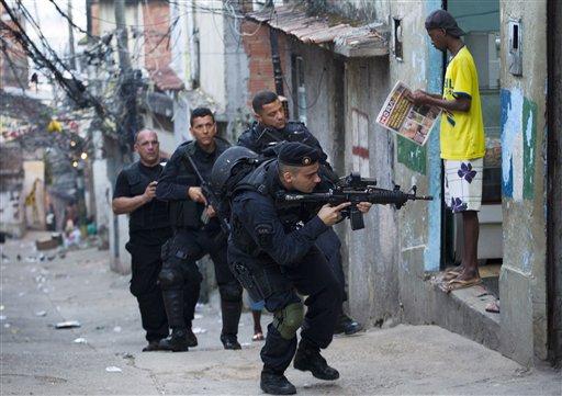2014 Dünya Kupası'nın yapılacağı Brezilya'nın Rio de Janeiro şehrinde yüzlerce polisin ve askerin katıldığı bir operasyon düzenlendi.