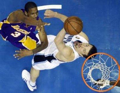 Hidayet'in de forma giydiği NBA final serisi 4. maçında Los Angeles Lakers, Orlando Magic'i uzatmalarda yıkmayı başarırken malesef Hidayet son anlarda kendine bağlanan umutları yıktı