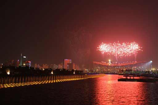 29. Yaz Olimpiyat Oyunları, ''Kuş Yuvası'' olarak adlandırılan 90 bin kişilik Ulusal Stat'ta düzenlenen görkemli bir törenle sona erdi.