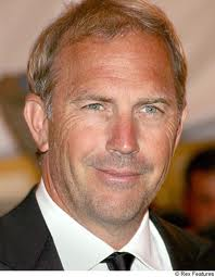 Kevin Costner
Oscar ödüllü Hollyvvood yıldızı Kevin Costner, Türk Hava Yollarfnın reklam filminde oynamak üzere özel bir uçakla 2009 yılında istanbul'a gelmişti. Atatürk Havalimanında, Amerika'da yaptırdığı ve üzerinde "Ne Mutlu Türküm Diyene" yazılı şapkasıyla dikkat çeken Costner, Airport Otel'de düzenlenen basın toplantısına da katılmıştı. Costner, Türkiye'ye ikinci kez geldiğini belirtip, "Her iki seferde de buraya gelişimde kendimi kral gibi ve evimdeymişim gibi hissettim" diyerek mutluluğunu dile getirmişti.