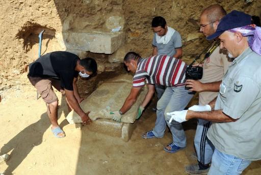 Çanakkale'nin Biga ilçesine bağlı Kemer köyü sınırları içinde yer alan Parion Antik Kenti'nde ortaya çıkarılan ve bir prensese ait olduğu sanılan lahit mezarın içinde altın taç parçaları, küpeler ve yüzükler bulundu.