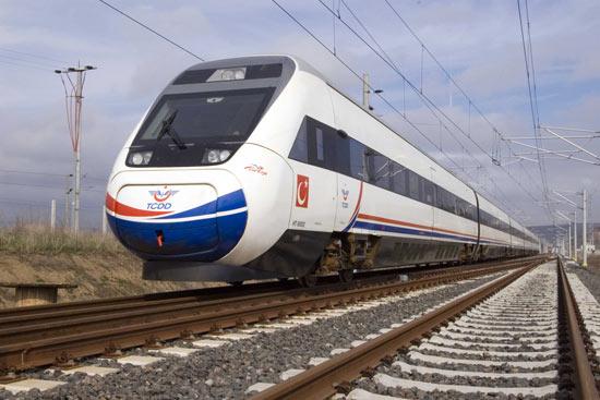 TCDD Genel Müdürü Süleyman Karaman, vatandaşların merakla beklediği YHT ile basın mensupları eşliğinde Ankara Garı'ndan hareket etti.