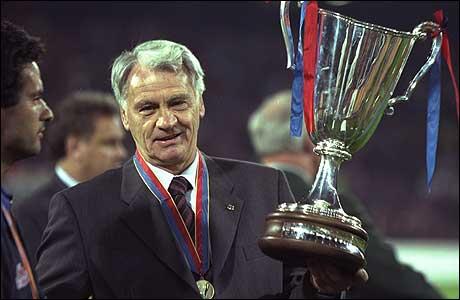 İngiltere Milli Takımı'nın eski futbolcusu ve teknik direktör Sir Bobby Robson'un 76 yaşında İngiltere'nin County Durham kentindeki evinde kansere yenik düştüğü bildirildi.