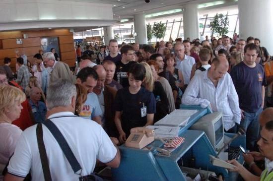 350 yolcu ve 16 kişilik mürettebat taşıyan yolcu uçağı uçak, gövdesinde açılan delik yüzünden iç basıncını kaybedince acil iniş yaptı