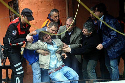 İstanbul'da yağış heyelan getirdi. Seyrantepe'de çöken gecekonduda aynı aileye mensup 7 kişiden bir çocuk öldü, 3'ü çocuk 5 kişi ise yaralandı. Gecekondunun çevresindeki evler boşaltıldı.