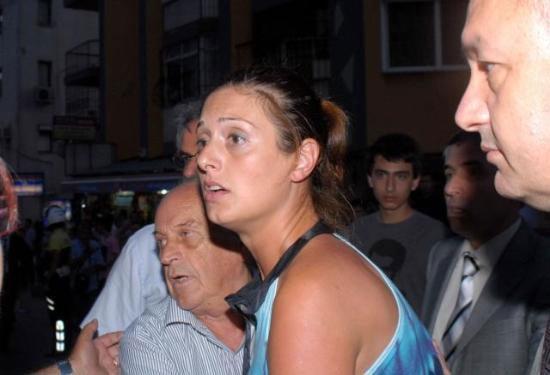 'Bu insanlar sizi neden alkışlıyor' diyerek İzmir'de Cumhurbaşkanı Abdullah Gül'e tepki gösteren işsiz kadın yine Gül'den iş sözü aldı.