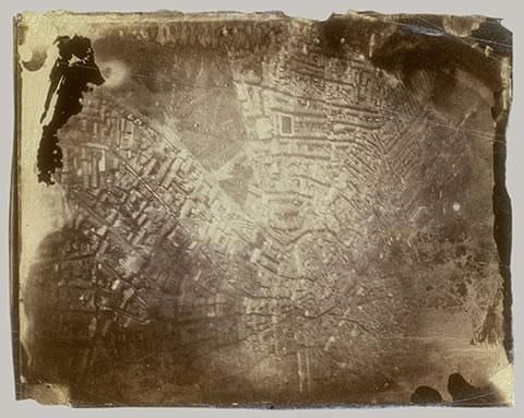 İlk hava fotoğrafı Gaspard-Félix Tournachon tarafından çekilmiş. Bu fotoğrafı Fransa'da Bievre vadisinde balonla dolaşarak çekmiş. James Wallace Black*