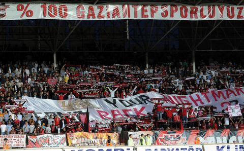 <p><strong><span style="text-decoration: underline;"><span style="color: #ff0000;">GAZİANTEPSPOR -</span></span></strong> <strong>KOLTUK SAYISI</strong>: 3375 <strong>BÖLÜM</strong>: 2 NOLU KUZEY KALE ARKASI</p>