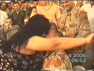 Saddam Hüseyin'in Tikrit'teki sarayında felekten bir gece çalan Amerikalı askerler ve Kürt peşmergeler Kürt ve Arap kadınlarla böyle eğleniyorlar...
