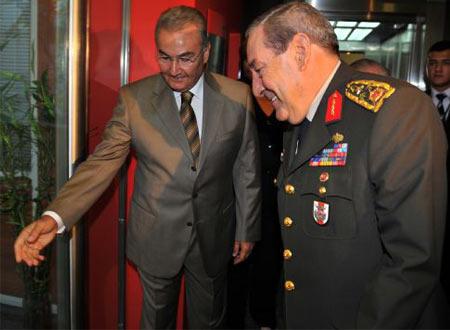 Genelkurmay Başkanı Orgeneral Yaşar Büyükanıt, yaptığı veda ziyaretleri içinde en uzun süreyi son dönem gergin ilişkiler içinde olduğu CHP'nin lideri Deniz Baykal'a ayırdı.