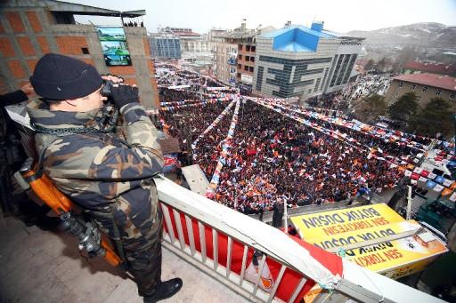Başbakan Recep Tayyip Erdoğan yerel seçim gezilerinde bugünkü durağı Van'dı. Yoğun kalabalığın gözlemlendiği mitingde Erdoğan, Baykal'a miting dersi verdi