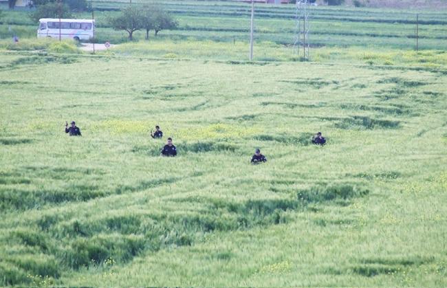 B.E.'nin izini süren polis ekipleri, çocuğun Petrol mahallesi TPAO Bölge Müdürlüğü yanındaki alanda olduğunu tespit etti.