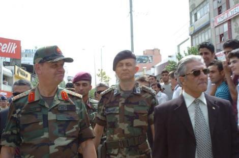 Genelkurmay Başkanı Orgeneral İlker Başbuğ, Van'ın Cumhuriyet Caddesi'nde vatandaşların sevgi gösterileriyle karşılandı.