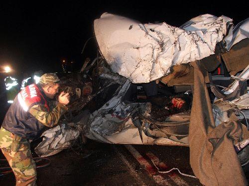 Hatay Kırıkhan'da asker adaylarını taşıyan minibüs kamyonla çarpıştı. Feci kazada 3'ü asker adayı 4 kişi öldü, çoğu ağır 10 yaralı var.
