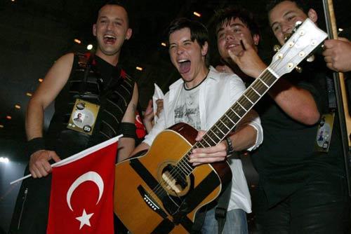 17. SIRADA TURKIYE'YI TEMSILEN SAHNEYE CIKAN MANGA, 'WE COULD BE THE SAME' ADLI PARCASIYLA FINALE YUKSELDI. GRUBUN BATERISTI OZGUR, FINALE YUKSELEN DIGER ULKELER ARASINDA YER ALAN GUNEY KIBRIS RUM KESIMI TEMSILCISI JON LILLIGREEN ILE BIRLIKTE SEVINC YASADI.