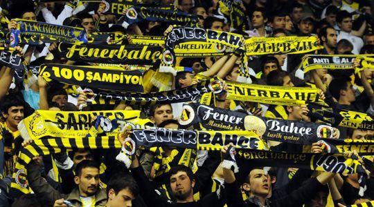 Aynı araştırmada AK Partiyi en fazla tercih eden taraftar kitlesi Fenerbahçede. Fenerlilerin yüzde 38,4ü oyunu AK Partiden yana kullandığını beyan etti. Fener taraftarının yüzde 25,8i CHP, yüzde 22,2si MHPye mühür basmış. BDPye oy verenlerin oranı ise yüzde 5.