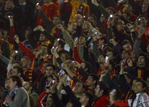 Galatasaray taraftarları maçın başında Metalist yenilgisi nedeni ile takımlarının proteto etti.