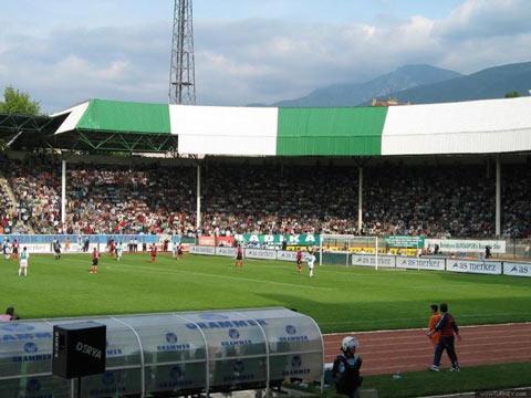 <b>BURSA ATATÜRK STADI</b> Geçen sezonu şampiyon olarak tamamlayan Bursaspor'un maçlarını oynadığı Atatürk Stadı'nda, yeşil-beyazlı kulübün Şampiyonlar Ligi'nde mücadele edecek olması nedeniyle UEFA yetkilileri tarafından tespit edilen eksiklerin giderilmesi konusunda çalışmalar devam ediyor. Bu kapsamda stadın zemini kazılarak yaklaşık 3 metre aşağıya indirilmesiyle kazanılan alan sayesinde, tribünlere yapılacak ilave sıralarla seyirci kapasitesine 5 bin 800 kişi eklenecek. Atatürk Stadı'nda ayrıca tribünlerdeki bayan taraftar tuvaletleri ve çıkış kapılarının sayısı artırılacak, basın tribünü, otopark, doping odası gibi eksikler giderilecek.