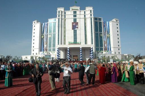 Berdimuhammedov, gece-gündüz ısı farkı en büyük şehirlerinden birinde dünyanın en tuzlu gölünün kıyısına dillere destan bir tesis, muhteşem bir açılış yaptı ama gazetecilerin şovu görüntülemesi için elden gelen arkaya konmadı! Bunlar kurtarılabilenler...