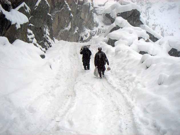 Pakistan: Chitral şehrinde bir dağ yolunda yürümekten daha zor bir şey varsa, o da karlı bir dağ yolunda yürümektir.