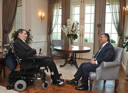 Cumhurbaşkanı Abdullah Gül, eski milletvekili Aydın Menderes'i Köşk'te kabul etti. Davetin 14 Mayıs'a denk gelmesi Menderes'i ayrıca memnun etti.