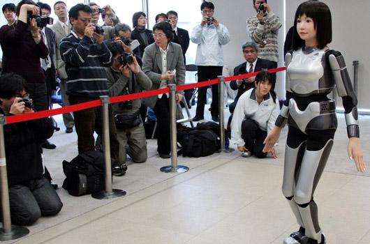 <strong>28. Moda dünyasının yıldızı</strong><br><br>
2009 -> Mankenler birer ikişer şarkıcı kontenjanından müzik dünyasına adım atarken, yürümeye başladıklarından bu yana tüm kameraların üzerinde olduğu robotlar da mankenlerin dünyasına adım atıyor. Bu akımın öncülüğünü ise fotoğrafta gördüğünüz metalize-plastik kıyafetiyle boy gösteren HRP-4C isimli bu robot gerçekleştiriyor.