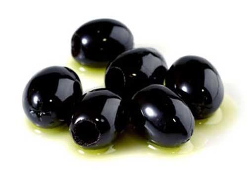 Zeytin: Gökten suyu indiren Odur. Onunla her çeşit bitkiyi çıkardık, o bitkiden bir yeşillik çıkardık, ondan da birbiri üzerine binmiş taneler; hurmanın tomurcuğundan sarkan salkımlar, üzüm bağları, zeytin ve nar (bahçeleri) çıkarıyoruz. (Bunların) kimi birbirine benzer, kimi benzemez. Bunlar meyvelendikleri zaman meyvelerinin olgunlaşmasına bakın! Bunlarda inanan bir toplum için ibretler vardır. (Enam sûresi / 99)Andolsun İncire ve zeytine (Tin sûresi / 1)