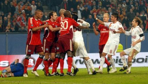 Galatasaray 10 kişi tamamladığı maçta öne geçmesine rağmen skoru koruyamadı, turu Ali Sami Yen'e bıraktı.