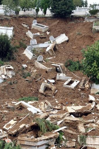 İstanbul'da etkili olan yoğun yağış sonucu Cebeci Mezarlığı'nda toprak kayması oldu. 100 mezar tahrip olurken, toplanan kemikler topluca gömüldü.