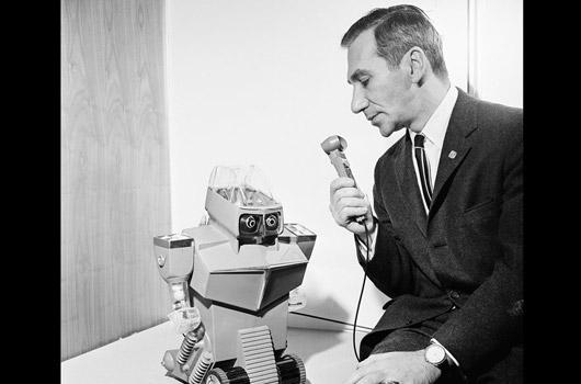 <strong>4. Roketleri ateşle asker!</strong>
<br><br>
1961 -> Şikagolu oyuncak tasarımcısı Marvin Glass tarafından geliştirilen "Robot Commando Soldiers" sesle kontrol edilebiliyordu. Kablolu mikrofonuna gelen emirleri eksiksiz uygulayan bu asker robot, gelen talimatla sırtındaki minik roketleri fırlatabiliyordu.