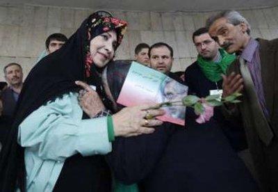 İranlılar 10. cumhurbaşkanlığı için sandık başına gitmeye hazırlanıyor. Yaşanan çekişmeler İran siyasetini, toplumunu tanımayanlarca rejimin çöktüğüne bile yorulabilir ancak İran'ı tanıyanlar bunun yanılgı olacağını belirtiyor