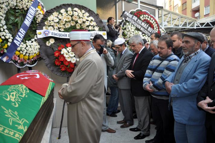 Van'da meydana gelen depremde hayatını kaybeden öğretmen Senem Aka'nın (31) cenazesi, memleketi Eskişehir'de toprağa verildi.Görev yaptığı Muş'un Malazgirt ilçesinden Van'ın Erciş ilçesine hafta sonu tatilini geçirmek üzere polis memuru eşi Halil Aka ile giden ve bir kafede otururken meydana gelen depremde yıkılan binanın enkazı altından kalarak yaşamını yitiren Aka'nın cenazesi memleketi Eskişehir'e getirildi.