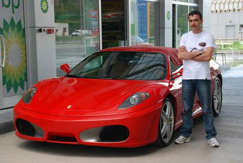 Tokat'ta bir işadamı tarafından alınan 2008 model Ferrari F400 marka otomobilin Sevgi Bayrağı'nın kente geldiği gün şehire getirilmesi ilgi odağı oldu.