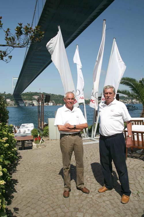 Gerhard Plattner, Audi A3 ile 72 saatte üç kıtayı kat ederek bir dünya rekoruna imza attı.