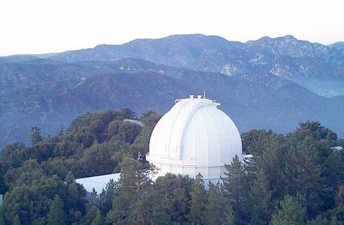 Kaliforniyadaki Wilson Dağı üzerindeki Hooker Teleskobuna ait 254 santimetrelik aynayı taşıyan kamyon, iplerle bağlı yaklaşık 200 görevlinin kılavuzluğunda, 8 saat süren zorlu bir yolculuk sonucunda tepeye ulaştı.