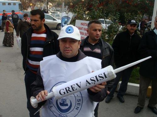 Yüksek İhtisas Hastanesi önünde temsili olarak Başbakan Erdoğan'a 'grev aşısı' yapan eylemcilere bir vatandaş tepki gösterdi. Hastasını görmeye geldiğini söyleyen vatandaş, "Tamam hakkınızı arıyorsunuz ama bizi de mağdur etmeyin." dedi.