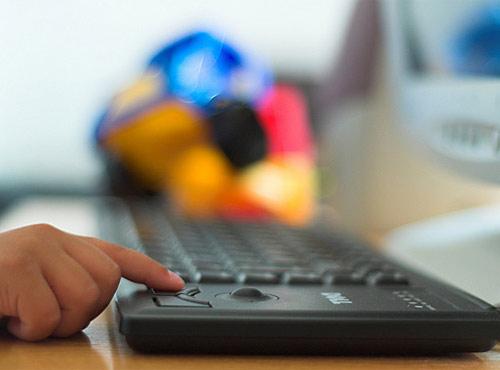 <p>Tarihî geçmişimize baktığımızda sosyal ilişkilerde "edep" konusu hep belirleyici olmuştur. Öyle ki "Edep ya Hû" levhası evlerin, işyerlerinin ve resmî devlet dairelerinin duvarlarını süslemiştir. Eğer o anlayış ve zihniyet bilgisayarı icat etmiş olsaydı sosyal paylaşım sitelerinin giriş sayfalarında "Edep ya Hû" levhasını göreceğimizi söylemek hiç te hayal ürünü olmazdı.</p>
<p>Biz de o anlayış ve zihniyetin torunları olarak internette yer alan sosyal paylaşım sitelerini kullanırken dikkat edilmesi gereken kuralları satırbaşlarıyla şöyle sıralayabiliriz:</p>