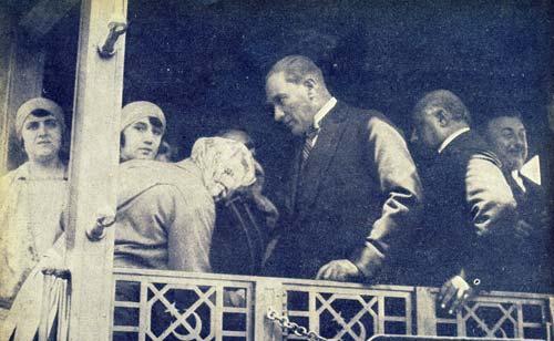 Atatürk İzmit Garında kendisini karşılamaya gelen İzmitli bayan öğretmenlerle 5 haziran 1928