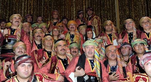 ANKARA BUYUKSEHIR BELEDIYE BASKANI MELIH GOKCEK TARAFINDAN, ATATURK'UN ANKARA'YA GELISININ 90. YILDONUMU DOLASIYLA RESEPSIYON VERILDI. MELIH GOKCEK, DUZENLENEN RESEPSIYONDA, GIYDIGI SEGMEN GIYSISI ILE KONUKLARI KAPIDA KARSILADI. GOKCEK, SEGMEN GIYSISI GIYMIS BELEDIYE MECLIS UYELERI VE KIMI BELEDIYE BASKANLARIYLA UZUN SURE ANKARA HAVASI OYNADI. (ANADOLU AJANSI - EVRIM AYDIN)