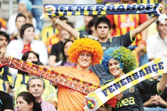 Türkiyede taraftarların siyasi eğilimlerine dair en kapsamlı anketleri Konsensus Araştırma Şirketi yapıyor. Konsensusun 2009 ve 2010 yıllarında Habertürk gazetesi için yaptığı iki farklı ankete bakıldığında, AK Partiye en fazla oy Fenerbahçe taraftarından çıktı. Buna karşın AK Parti içinde en fazla taraftarı olan kulüp ise Galatasaray.