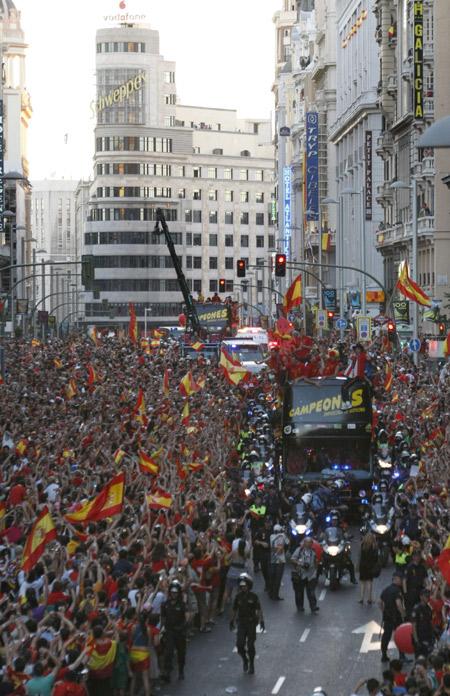 Madrid Belediyesi, kutlamaları canlı veren televizyonlar aracılığıyla "Yer yok kutlamalara artık gelmeyin, evinizde televizyondan izleyin" diye anonslar yaptı.