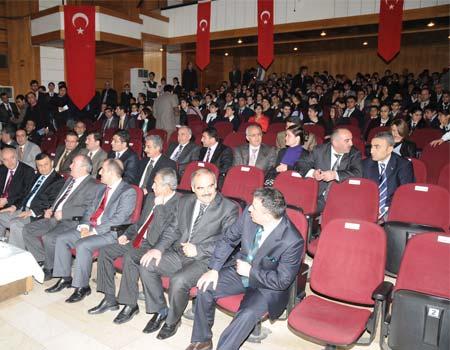 Diyarbakır'da İstiklal Marşının kabülünün 88.'ci yıldönümü etkinliğinde türban krizi yaşandı. Türbanlı bayanların protokolün arka koltuğunda oturduğunu gören askeri erkan salonu terk etti.