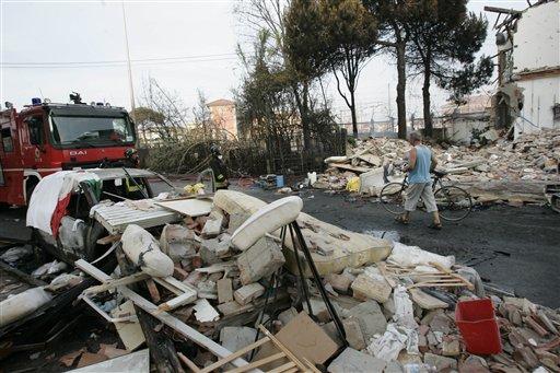 İtalya Viareggio kasabası istasyonunda raydan çıkan, sıvılaştırılmış doğal gaz yüklü iki vagonda meydana gelen patlama sonucu onlarca kişi öldü, ortalık savaş alanına döndü