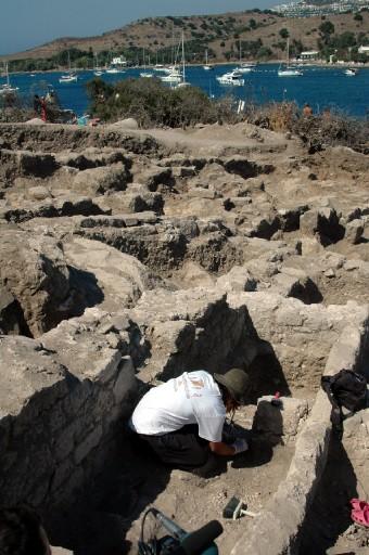 Tavşan Adası'nda yapılan kazılarda MÖ 5. yüzyıldan ve MS 10. yüzyıla kadar kullanılan kutsal bir tapınak alanı bulundu.